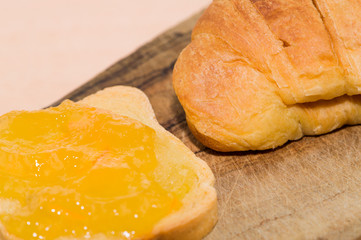 Prima colazione: fetta biscottata con marmellata e cornetto
