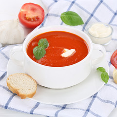 Tomatensuppe Tomaten Suppe in Suppentasse gesunde Ernährung