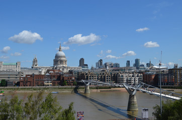 Fototapeta premium Millennium bridge over Thames towards Saint Paul's cathedral, London