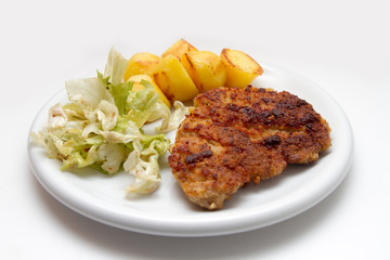 Wiener Schnitzel mit Bratkartoffeln und Salat