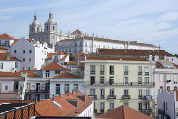 Fototapeta na wymiar Häuser der Alfama und eine Kirche in Lissabon, Portugal