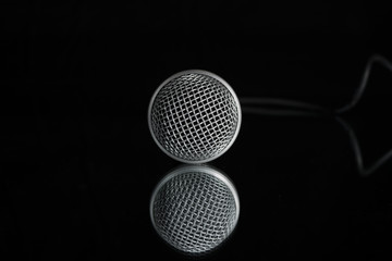 Microphone head with reflection