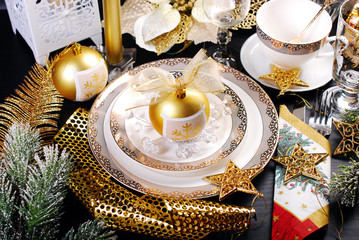 christmas table decoration in glamour style