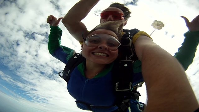 Skydiving tandem hand cam