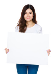 Naklejka premium Asian Woman showing with the white banner