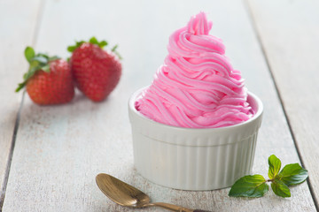 strawberry yogurt sundae