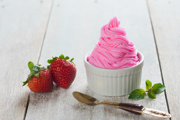 strawberry yogurt sundae