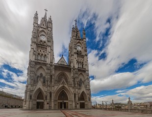 Fototapeta na wymiar Basilica of the National Vow in Quito, Ecuador