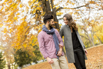 Fototapeta premium Young couple in the autumn park