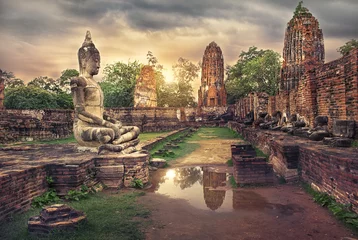 Photo sur Plexiglas Bouddha ancienne statue de Bouddha et ancienne pagode Wat Mahathat dans le temple historique du parc historique d& 39 Ayutthaya, sites du patrimoine mondial de l& 39 unesco. Effet vintage ajouté pour créer une atmosphère