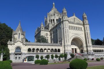 Fototapeta na wymiar Basilika Sainte-Thérèse in Lisieux
