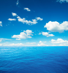 Fototapeta na wymiar perfect sky and ocean