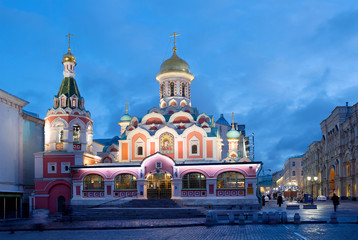 Fototapeta na wymiar Казанский собор на Красной площади в Москве вечером