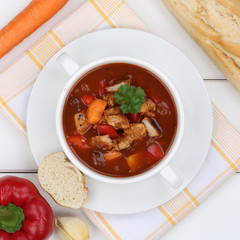 Gulasch Suppe Gulaschsuppe mit Fleisch und Paprika von oben gesu