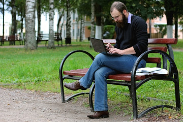 Obraz premium man reading books in the park