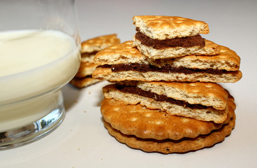 Keks mit Schokofüllung und einem Glas Milch