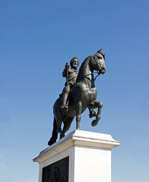 Statue équestre d'Henry IV, place royale à Paris (France)