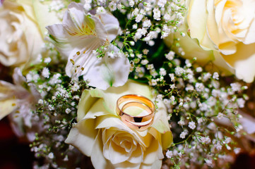 Обручальные колечки на свадебном букетике невесты