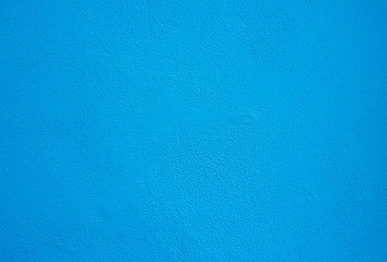 Hellblaue Wand mit Strukturputz