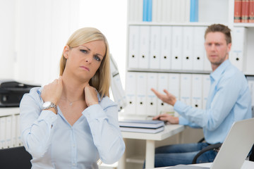 stress auf der arbeit frau hat schmerzen im nacken