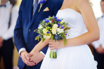 Obraz na płótnie Canvas Bride holding a beautiful wedding bouquet