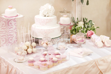 Obraz na płótnie Canvas sweet table at the wedding. wedding cake