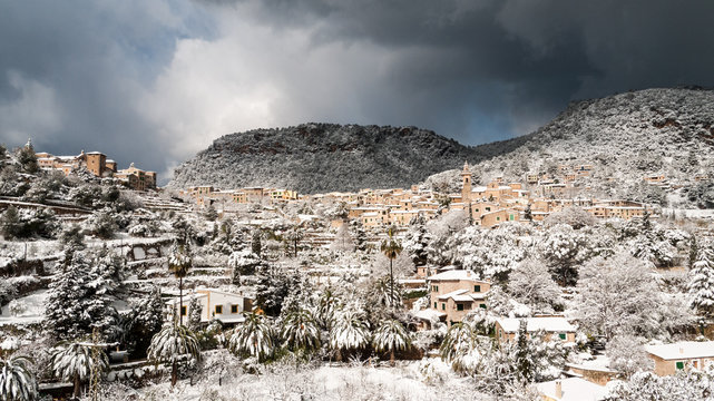 Blick auf Valldemossa im Winter