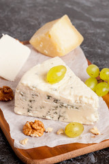 Blue cheese with grapes and nuts