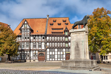 Fototapeta premium Half-timbered building and statue of Leon in Braunschweig