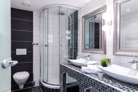 Modernes Badezimmer mit Doppelwaschtisch, Dusche und WC