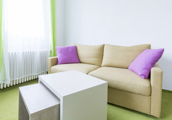 Couch Sofa mit Tisch vor weißer Wand
