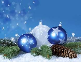 Weihnachtliche Dekoration vor blau