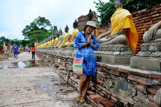 Thai woman portrait and pray in buddha statue