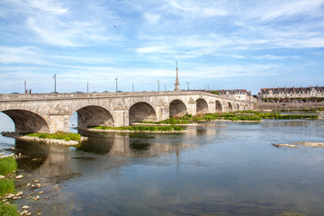 Fototapeta premium Le pont de Blois sur la Loire, Loir et Cher, Pays de Loire, France
