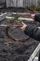 Obraz premium Weaving wreath of vines