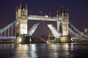 Obraz premium Tower Bridge w nocy