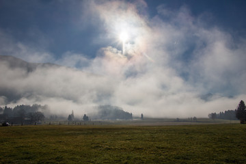 Naklejka na ściany i meble Landschaft mit Nebel in den Alpen, Morgengrauen