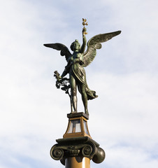 Naklejka premium Скульптуры Гениев на колоннах Чехова столба. Прага. Чехия.