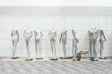 manichini in uno showroom