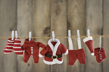 Nikolauskleidung vor Holzwand auf Wäscheleine