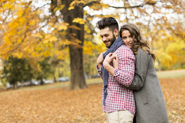 Fototapeta premium Young couple in the autumn park