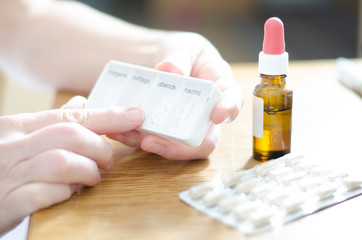 Krankenschwester erkl&auml;rt Medikamente