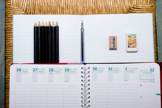 Organizzazione e programmazione: agenda, quaderno, penna e matite