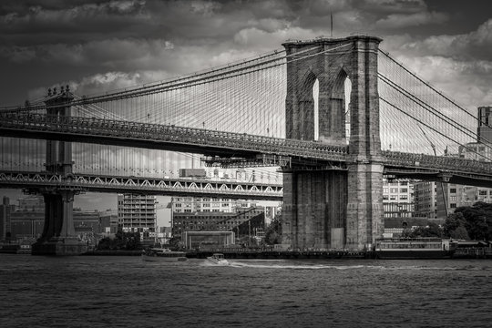 Fototapeta Black and white image of the Brooklyn Bridge in New York