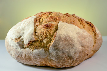 испеченная буханка домашнего хлеба