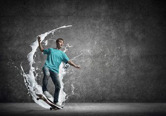 Obraz na płótnie Canvas Teenager boy on skate