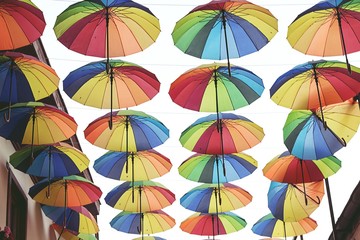 Fototapeta na wymiar sonbahar mevsiminde renkli şemsiyeler gökyüzü ve yağmur