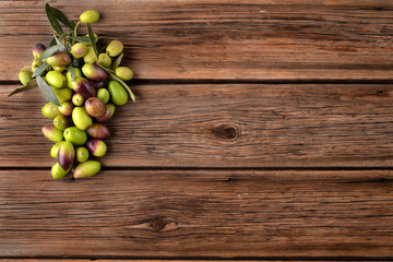 Olive su tavola di legno - Olives on wooden table