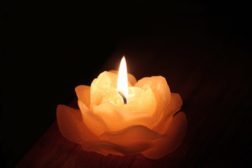 Kerzenlicht auf einem Holzbrett.
