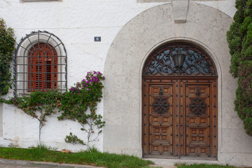 Fototapeta na wymiar Старинная дверь и окно. Бланес, Старый город. Каталония, Испания